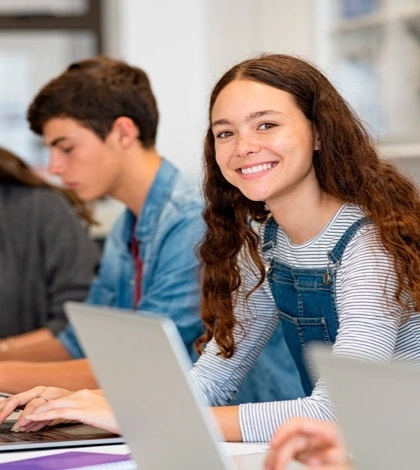 Jovens em oficina de curso técnico, trabalhando em bancada de eletrônica